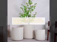 ουδέτερος μπεζικός στρογγυλός φυτευτής από πηλό ινών με τσακισμένο μοτίβο ελαφρύ βάρος ανθεκτικός χαμηλής συντήρησης φυτική γλάστρα διακοπές βίλα ξενοδοχείο εμπορικό κέντρο γραφεία διακόσμηση κήπου έργο τοπικοποίησης