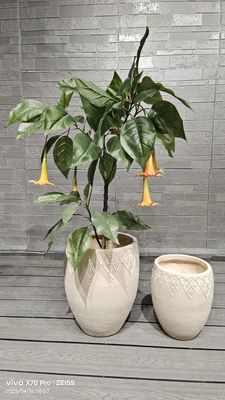 Αγορά ουδέτερο μπεζ κυλινδρικό ινώδες πήλινο φυτευτήρι με περίπλοκες λεπτομέρειες λουλουδιών ελαφρύ ανθεκτικό δοχείο λουλουδιών χαμηλής συντήρησης διακόσμηση γραφείου βίλας διακοπών έργο διαμόρφωσης κήπου online manufacture