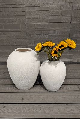 Τρύπες αποχέτευσης σε στρογγυλό δοχείο τσιμέντου από ίνες για λάτρεις των φυτών