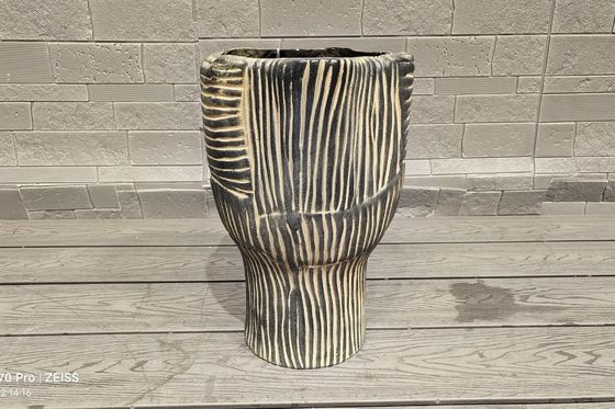 Γλάστρες από ανθεκτικό στο ψύχος ινοπλισμένο τσιμέντο με οπές αποστράγγισης για εύκολη φύτευση και συντήρηση